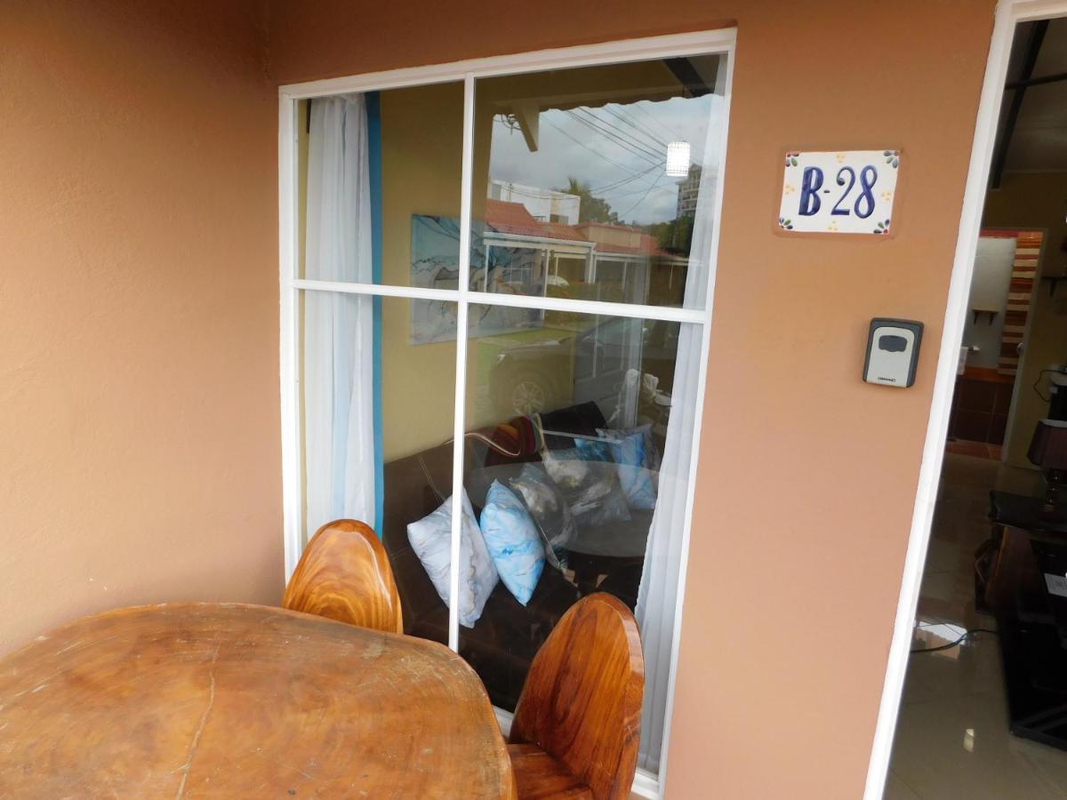 Condo Villa B27 Sleeps Five People - B28 Sleeps Six People - Price Includes Housekeeping Fees Not Taxes - Very Close To The Pool And Beach! Jacó Dış mekan fotoğraf